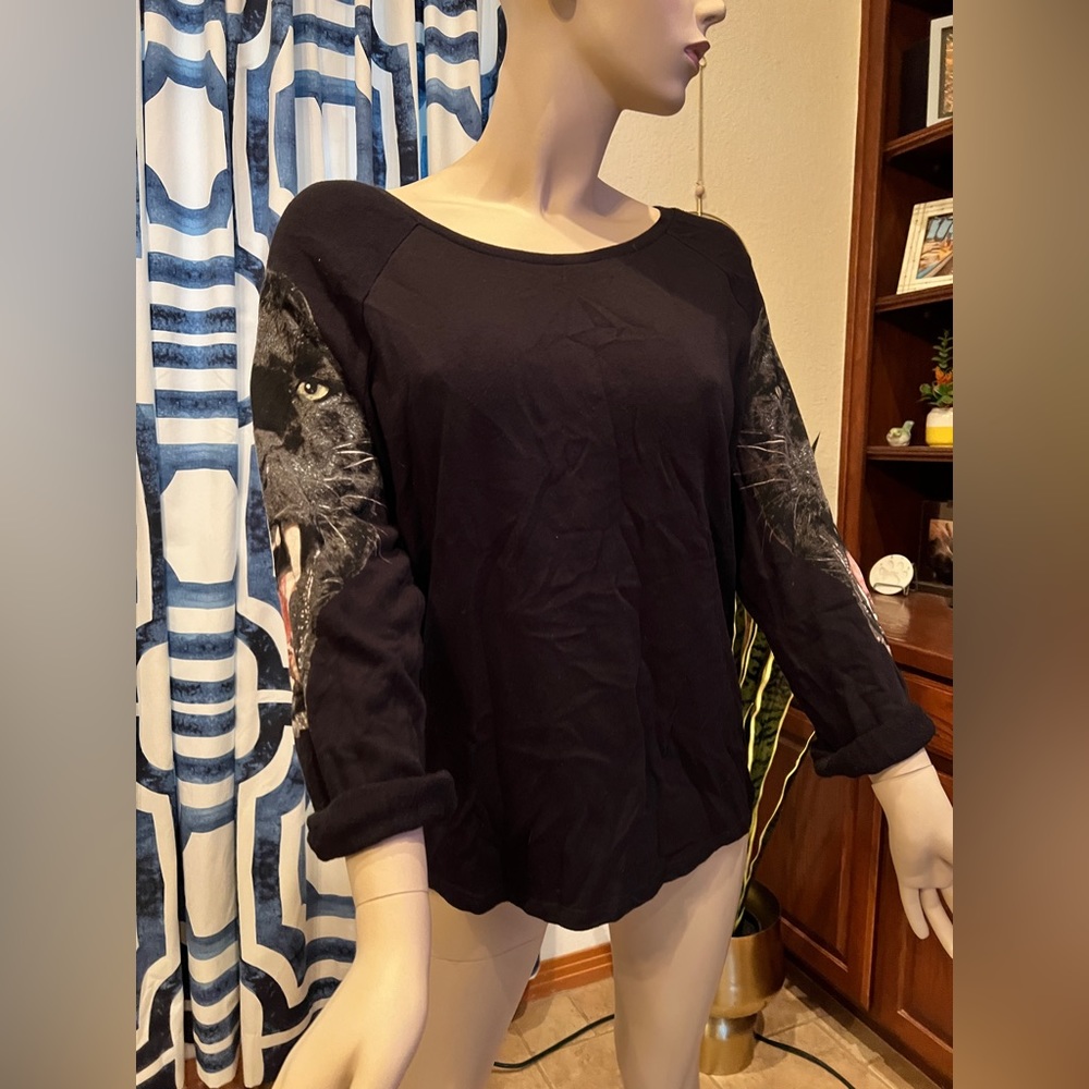 H&M Black And Quarter Sleeve Jaguar Pullover Size Medium